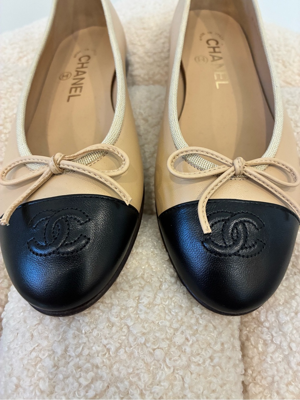 CHANEL Beige Leather Ballet Flats with Black Cap Toe - Picture 3 of 7